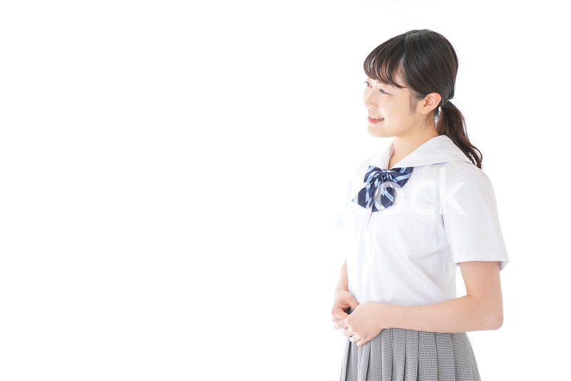 笑顔の若い制服姿の女子学生