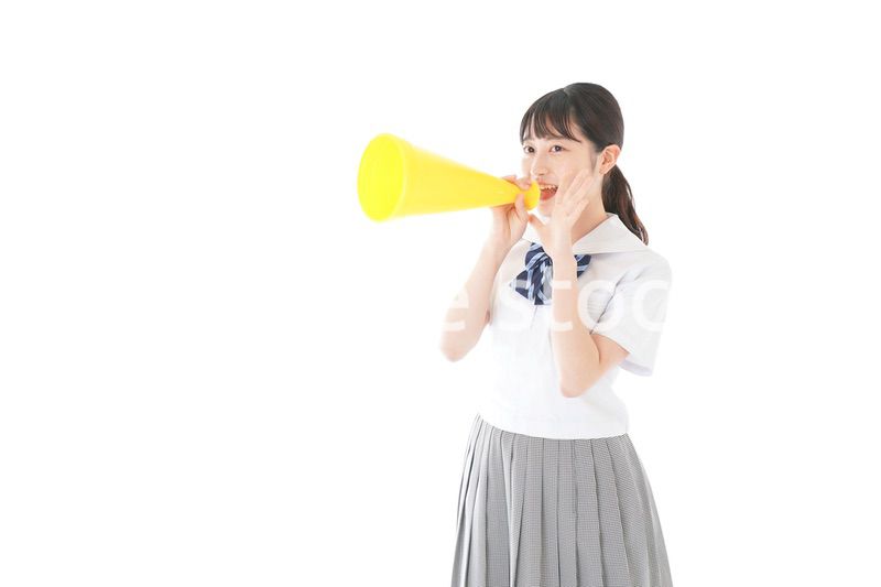 スポーツの応援をする若い女性