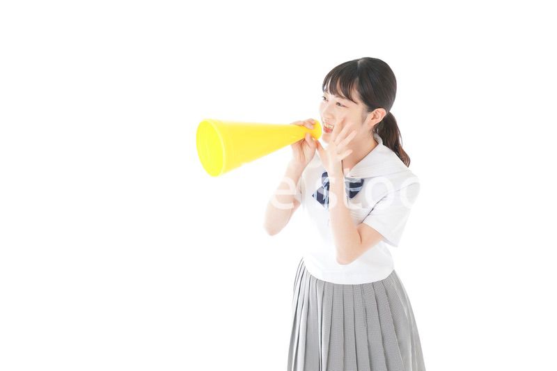 スポーツの応援をする若い女性