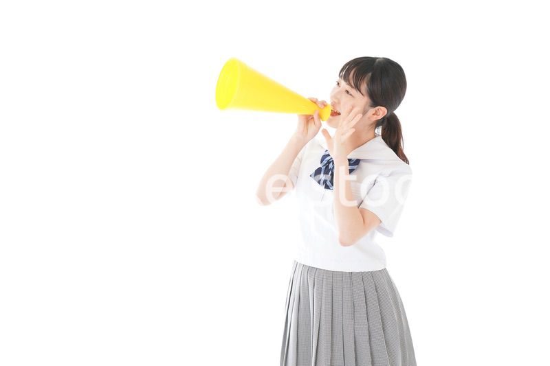 スポーツの応援をする若い女性