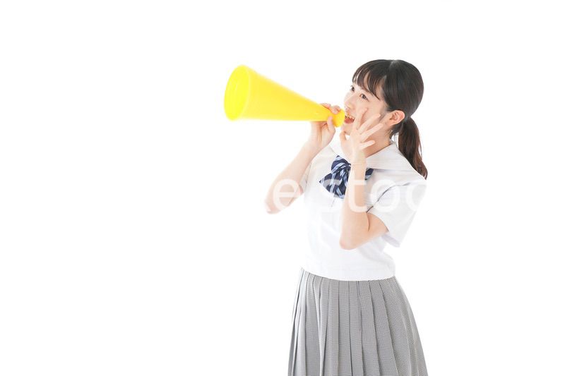 スポーツの応援をする若い女性