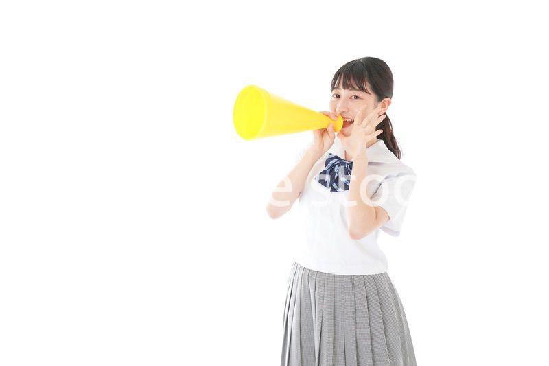 スポーツの応援をする若い女性