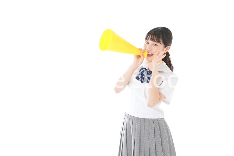 スポーツの応援をする若い女性