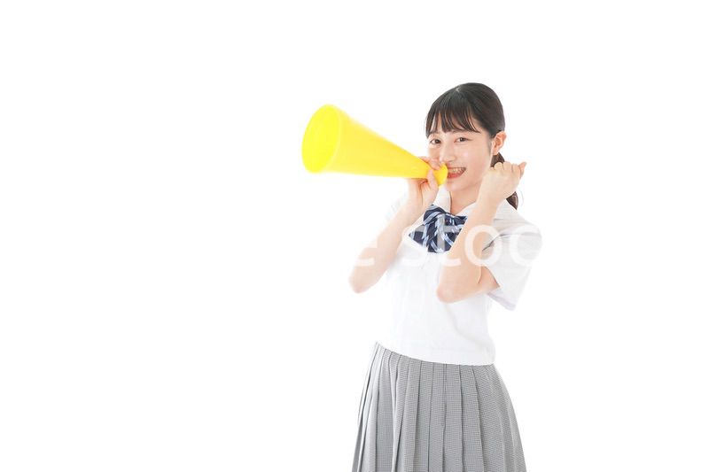 スポーツの応援をする若い女性