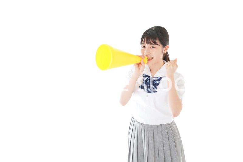 スポーツの応援をする若い女性