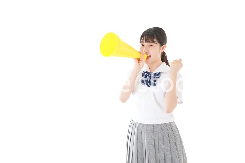 スポーツの応援をする若い女性