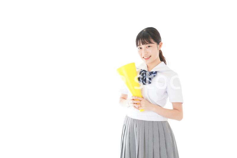 スポーツの応援をする若い女性