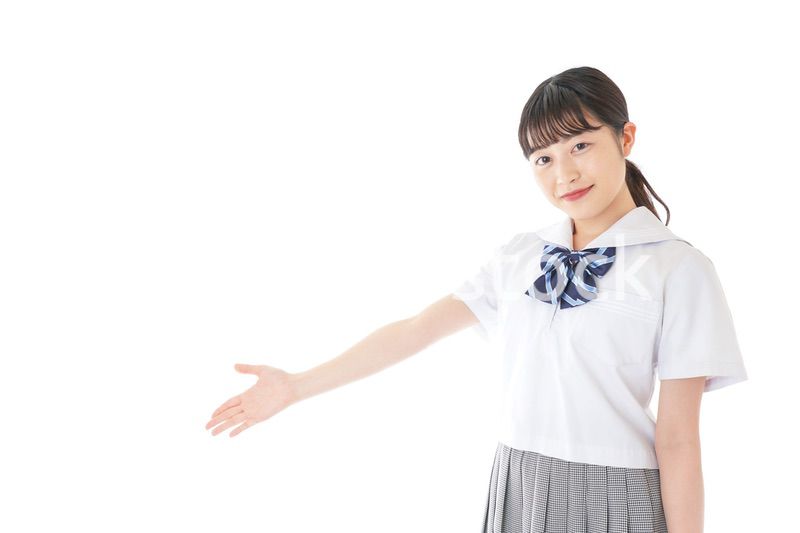 案内をする笑顔の女子学生