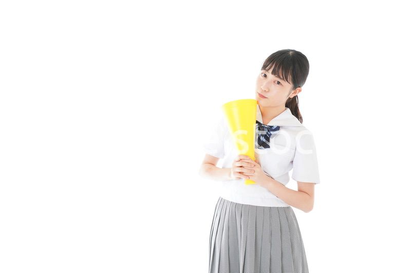 スポーツの応援をする若い女性