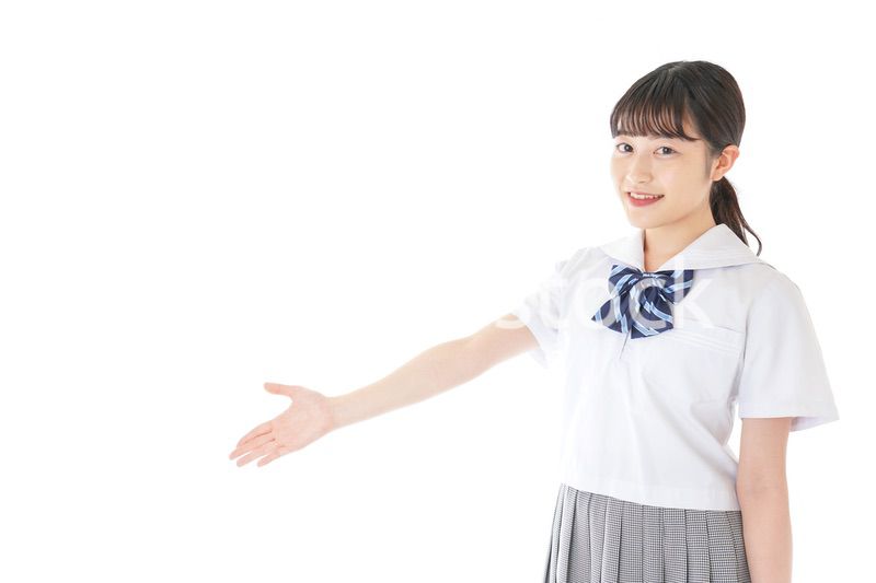 案内をする笑顔の女子学生