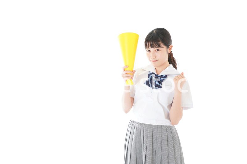 スポーツの応援をする若い女性