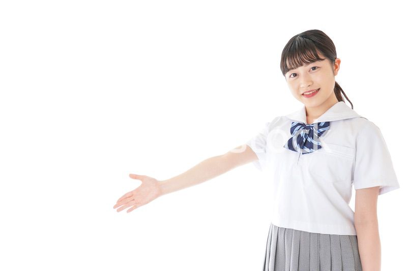 案内をする笑顔の女子学生