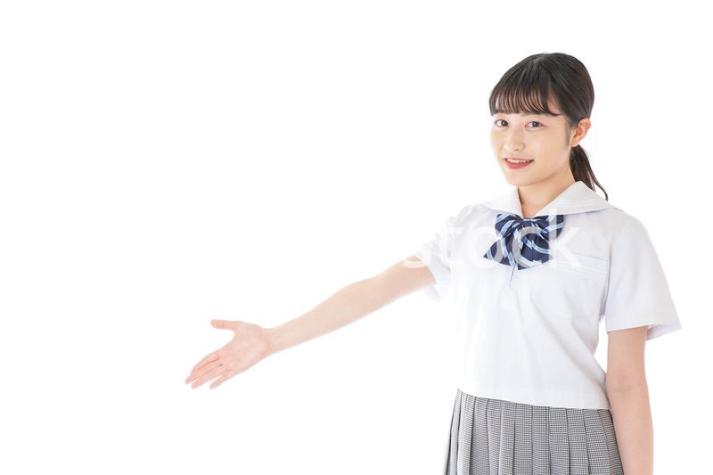 案内をする笑顔の女子学生