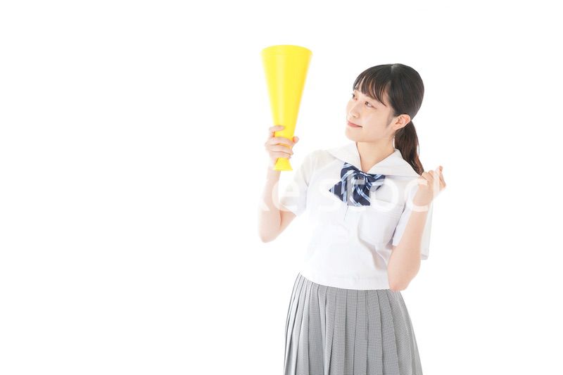 スポーツの応援をする若い女性