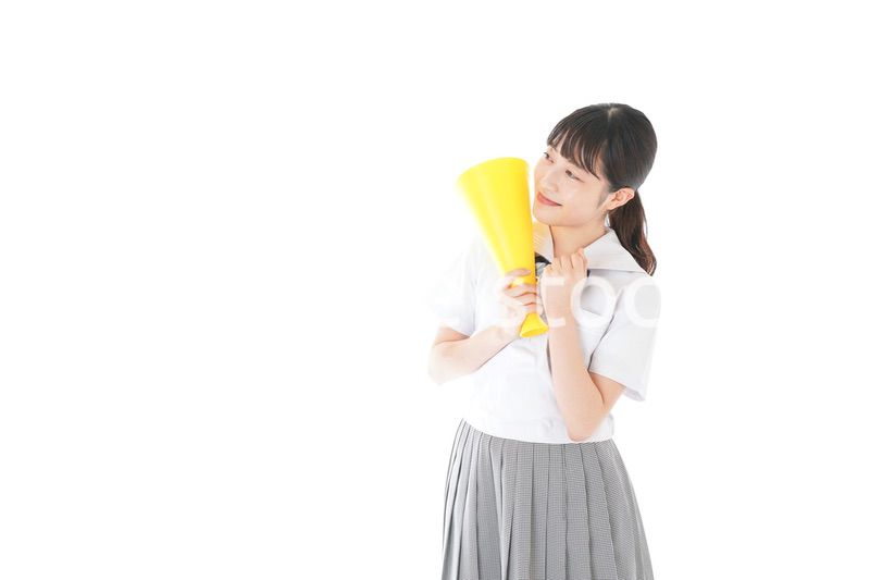 スポーツの応援をする若い女性