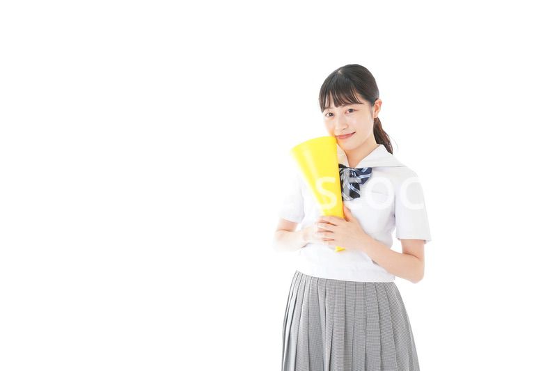 スポーツの応援をする若い女性