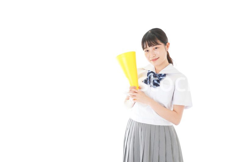 スポーツの応援をする若い女性