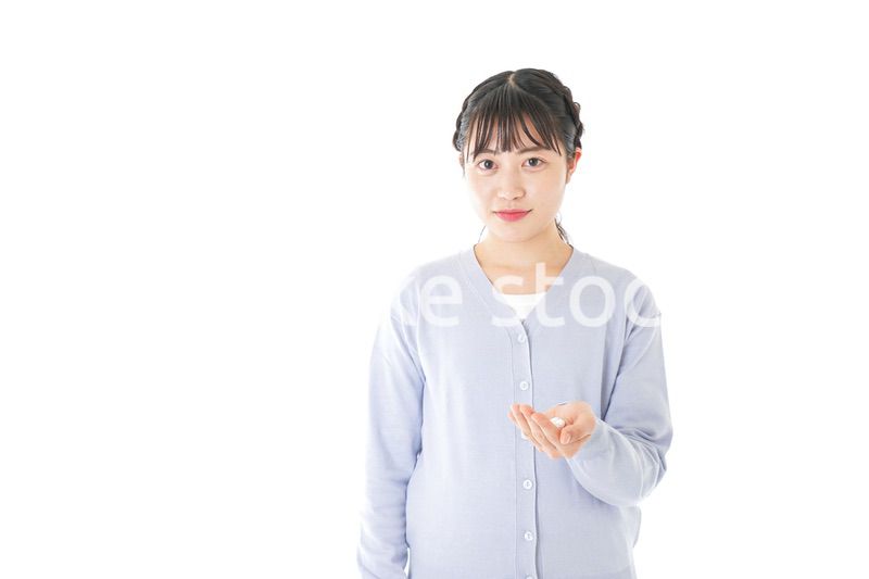 薬・サプリメントを服用する若い女性