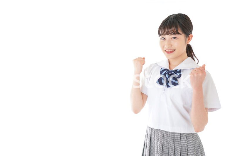 ガッツポーズをする笑顔の女子学生