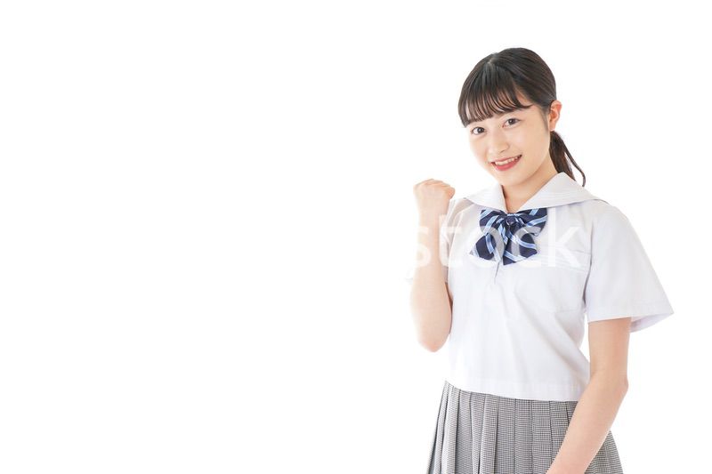 ガッツポーズをする笑顔の女子学生