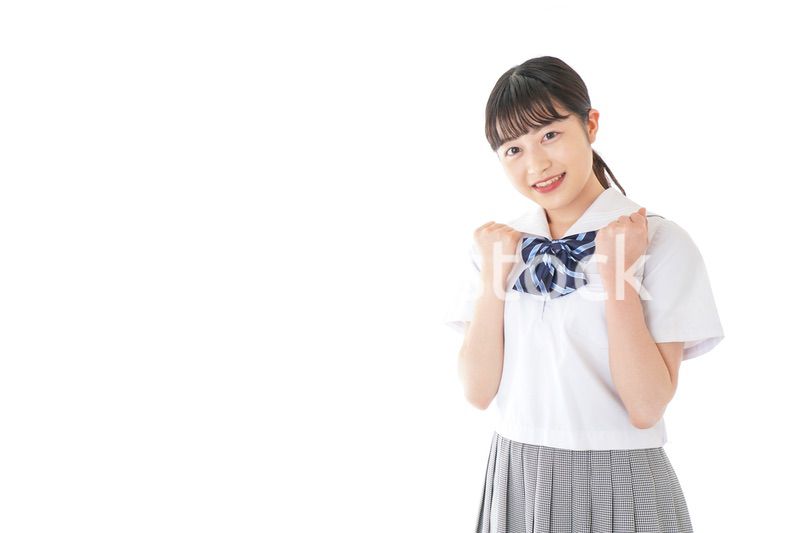 ガッツポーズをする笑顔の女子学生
