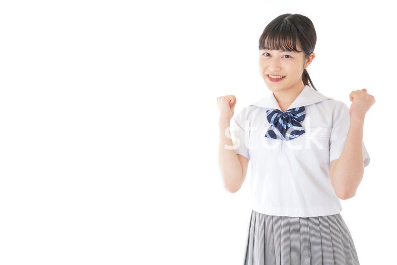 笑顔の若い制服姿の女子学生
