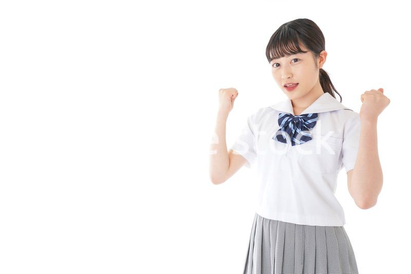 ガッツポーズをする笑顔の女子学生