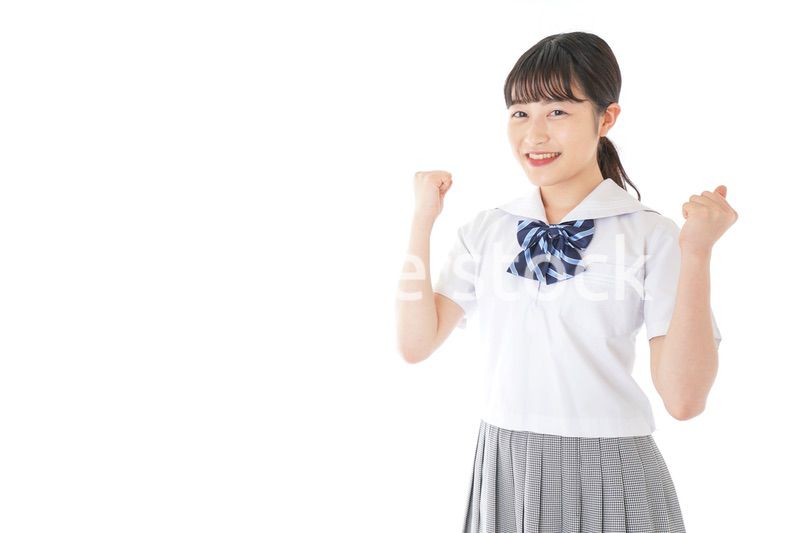 ガッツポーズをする笑顔の女子学生
