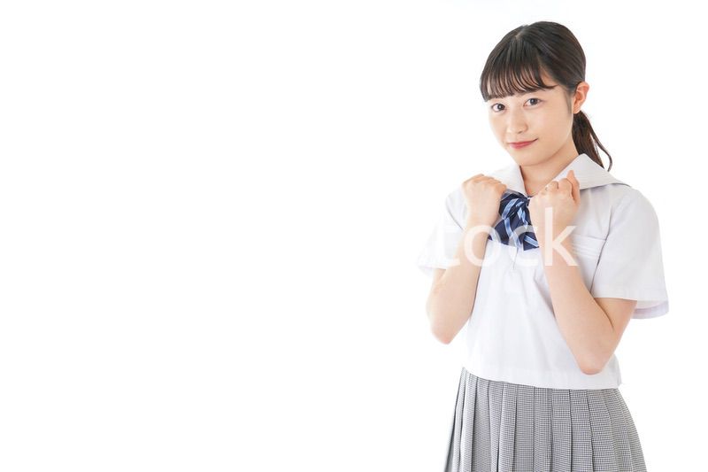 ガッツポーズをする笑顔の女子学生