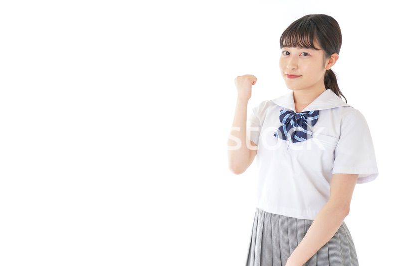 ガッツポーズをする笑顔の女子学生