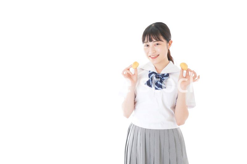 おやつを食べる制服姿の女子学生