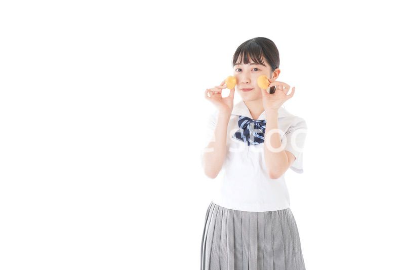 おやつを食べる制服姿の女子学生