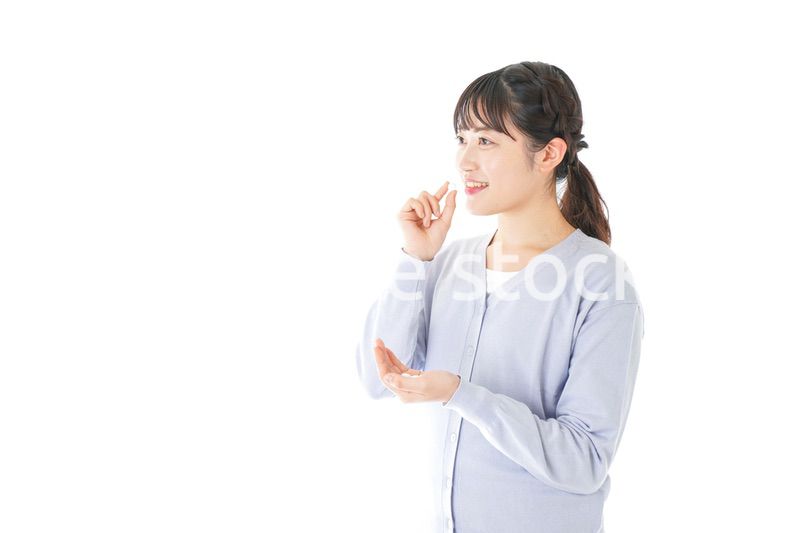 薬・サプリメントを服用する若い女性