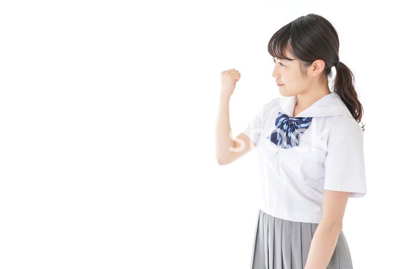 ガッツポーズをする笑顔の女子学生
