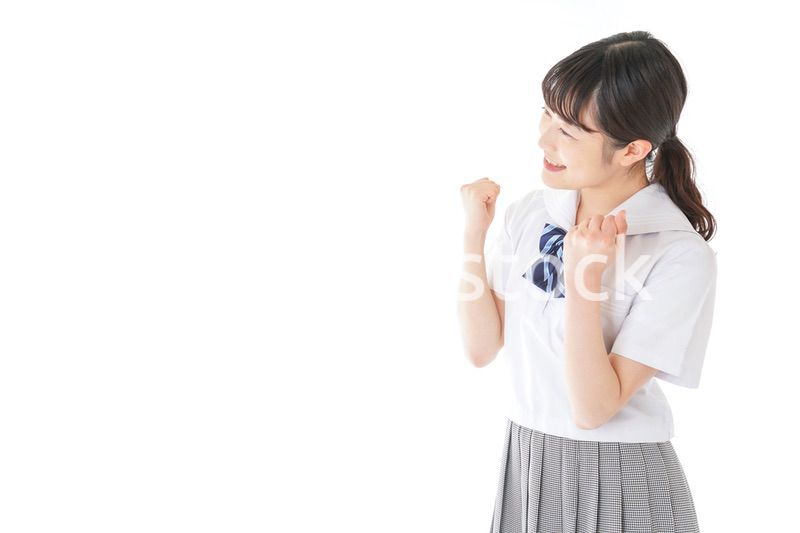 ガッツポーズをする笑顔の女子学生