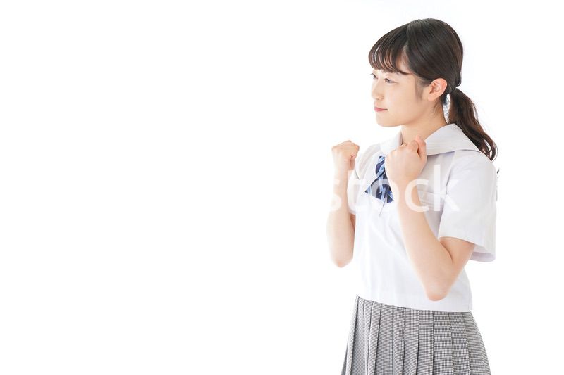 ガッツポーズをする笑顔の女子学生