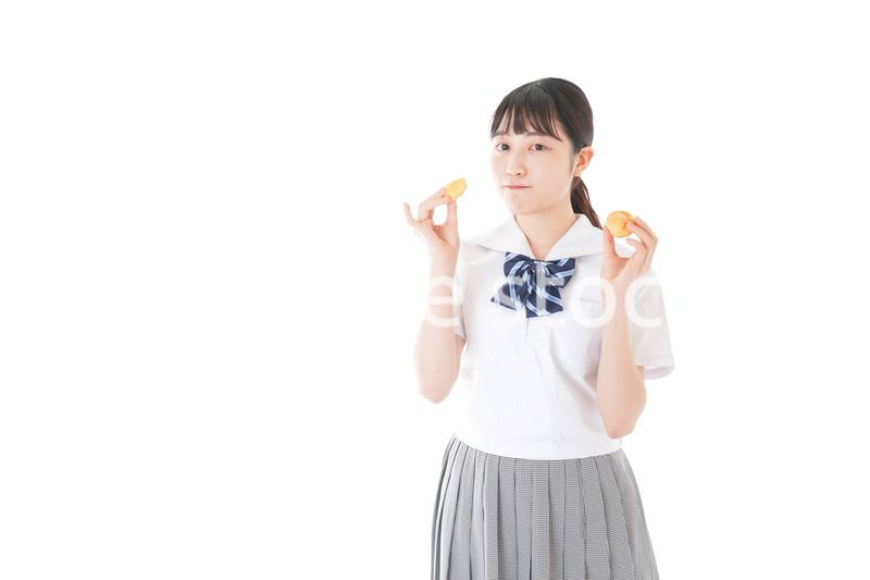 おやつを食べる制服姿の女子学生