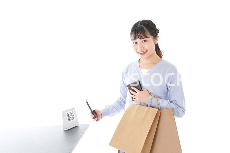 QRコード決済をする若い女性