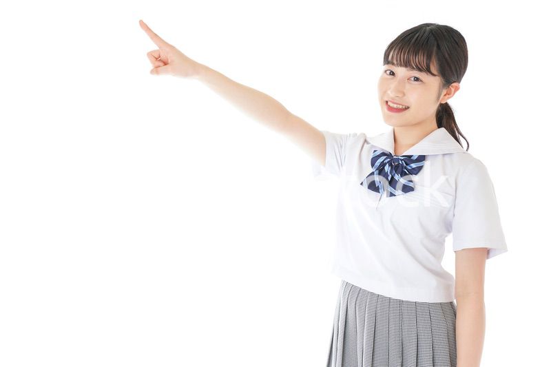 上を指差す制服を着た女子学生