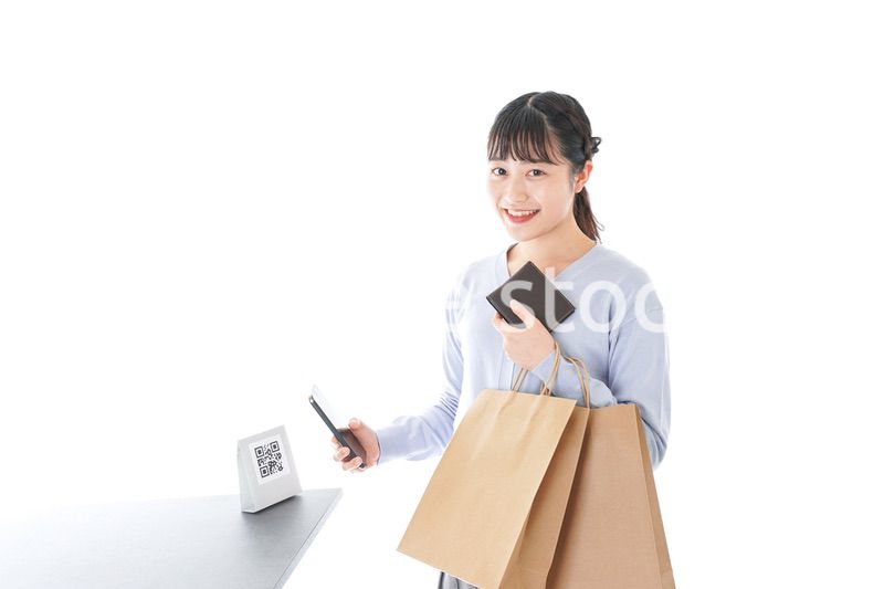 QRコード決済をする若い女性