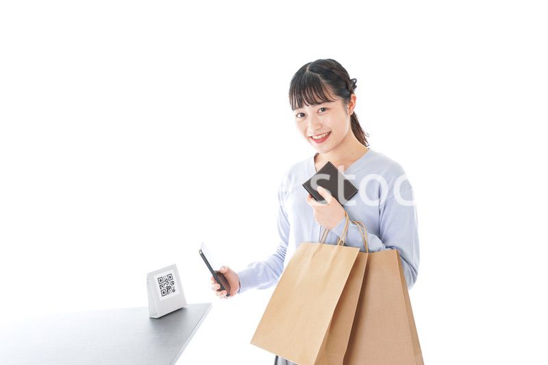 QRコード決済をする若い女性