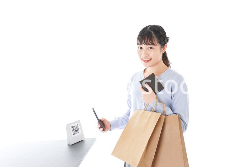 QRコード決済をする若い女性
