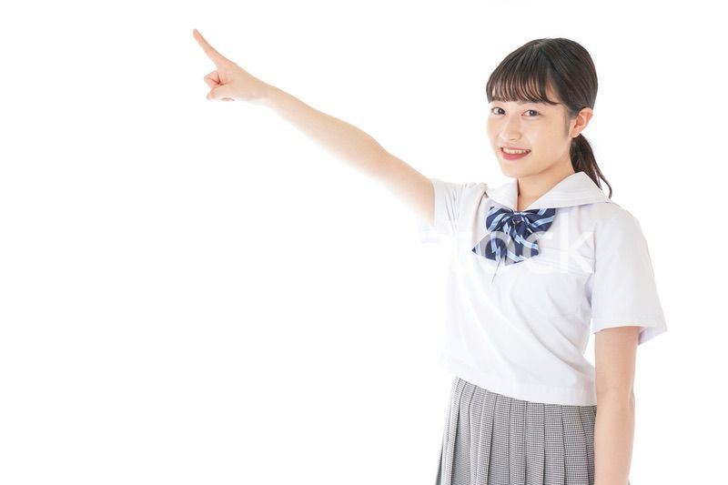 上を指差す制服を着た女子学生