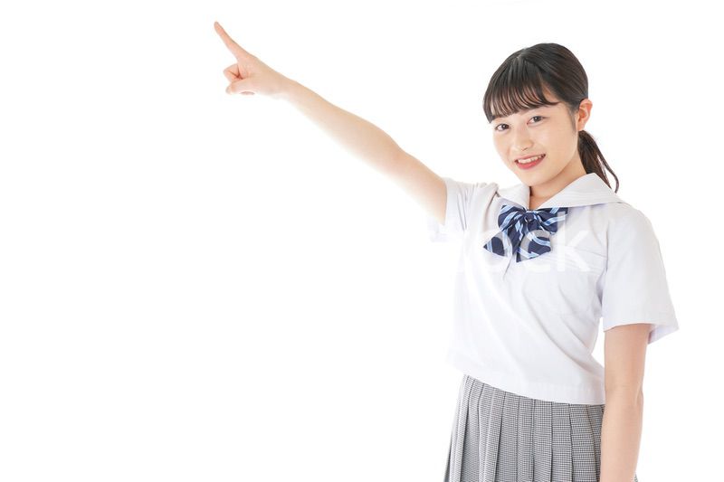 上を指差す制服を着た女子学生