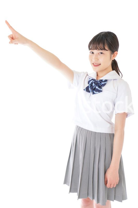 上を指差す制服を着た女子学生