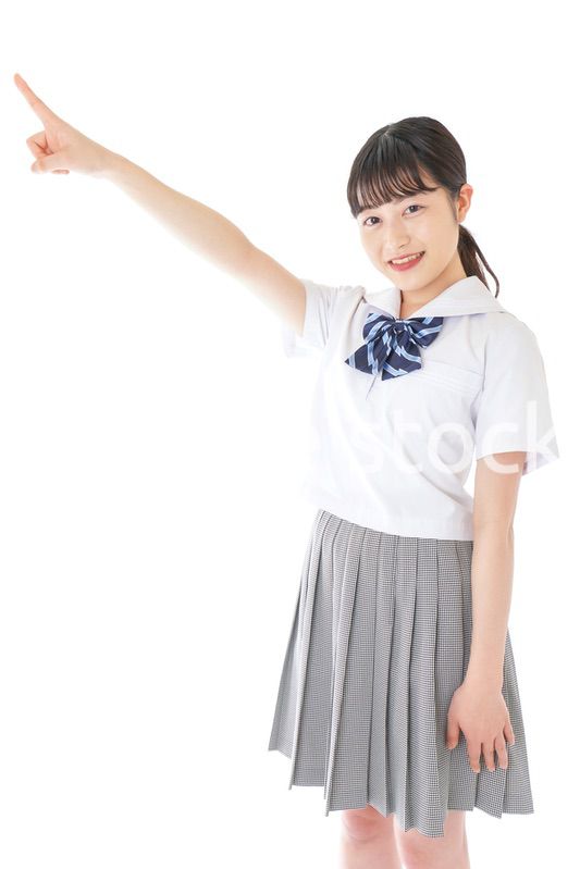 上を指差す制服を着た女子学生