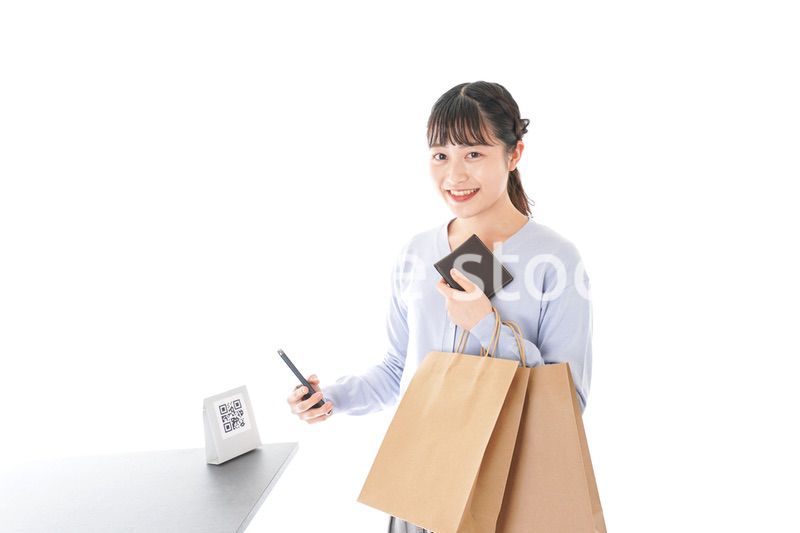 QRコード決済をする若い女性