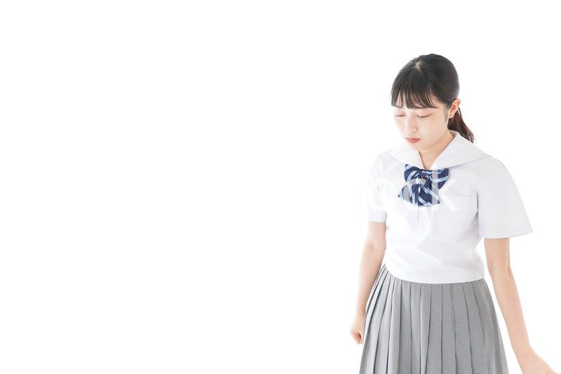 笑顔の制服を着た女子学生