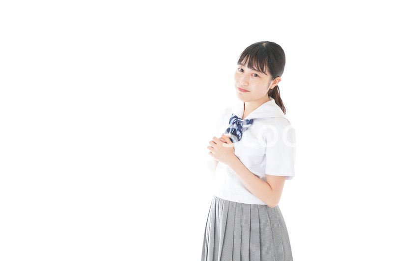 笑顔の制服を着た女子学生