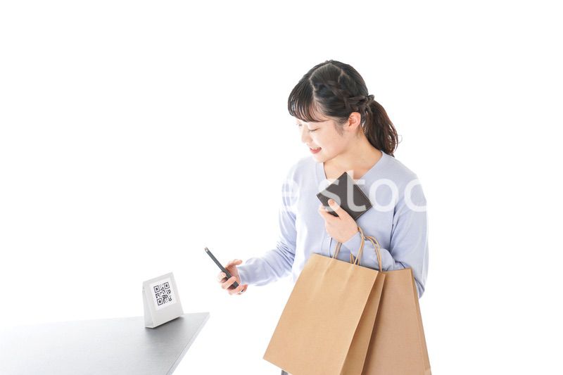 QRコード決済をする若い女性